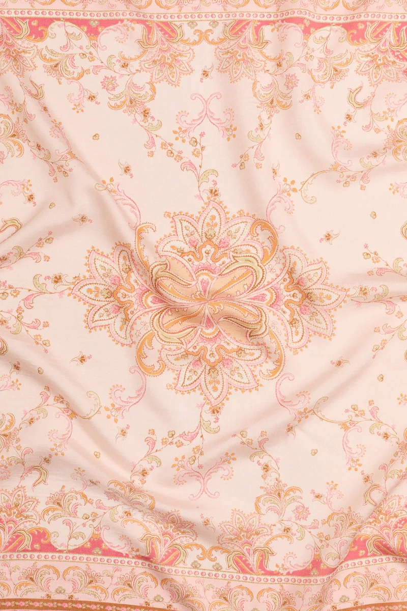 اتش اند ام وشاح مزين بالنقوش